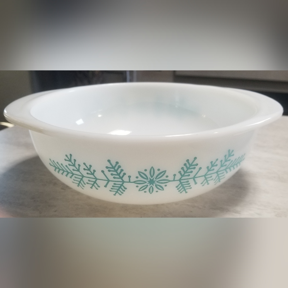 Vintage Pyrex Frost Garland hostess casserole 023 turquois and white 1.5Qt